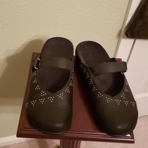 VIONIC  FLAT SHOES SIZE 9.5